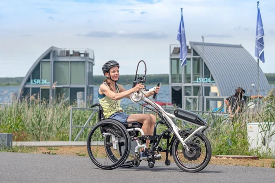 Die 16 Kilometer lange Handbike-Tour um den Geierswalder See führt an den schwimmenden Ferienhäusern vorbei. Die 16 Kilometer lange Handbike-Tour um den Geierswalder See führt an den schwimmenden Ferienhäusern vorbei.