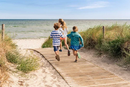 Barrierefreie Strandaufgänge ermöglichen es, den Kinderwagen oder Rollstuhl bis ans Meer zu schieben. Barrierefreie Strandaufgänge ermöglichen es, den Kinderwagen oder Rollstuhl bis ans Meer zu schieben.
