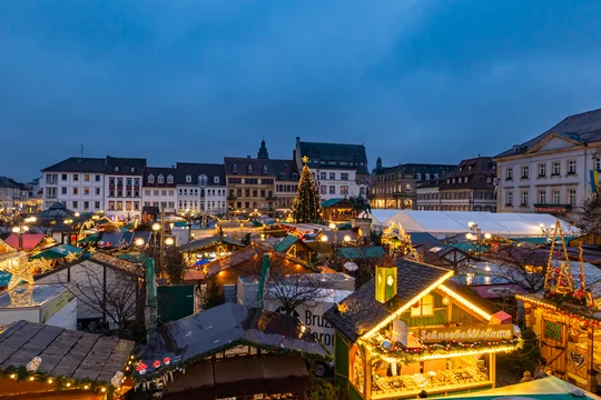 Markt, der den Erfinder des modernen Weihnachtsmannes ehrt: der Kunsthandwerkliche Thomas Nast Nikolausmarkt in Landau. Foto: Pfalz Touristik e.V., Heimatlichter GmbH Blick auf den stimmungsvoll beleuchteten Landauer Weihnachtsmarkt
