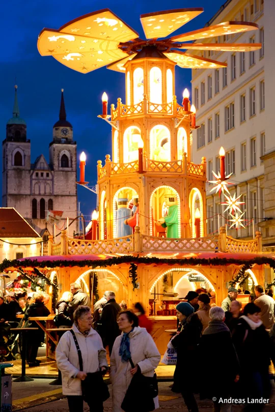 Weihnachtliches Magdeburg Glühweinpyramide auf dem Weihnachtsmarkt Magdeburg