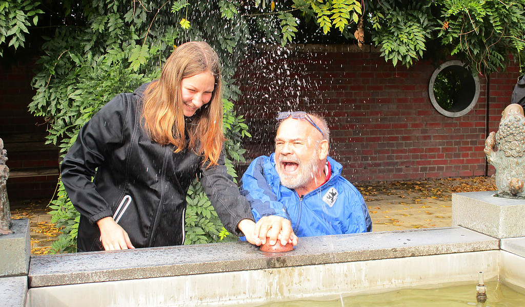 Im barrierefreien Park der Gärten in Bad Zwischenahn hält ein Blindenbrunnen Überraschungen bereit.© Ostfriesland Tourismus GmbH Im barrierefreien Park der Gärten in Bad Zwischenahn hält ein Blindenbrunnen Überraschungen bereit.