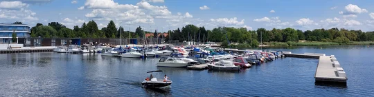 Der Senftenberger See mit seinem modernen Stadthafen bietet Menschen im Rollstuhl vielfältige Freizeitmöglichkeiten. Der Senftenberger See mit seinem modernen Stadthafen bietet Menschen im Rollstuhl vielfältige Freizeitmöglichkeiten.