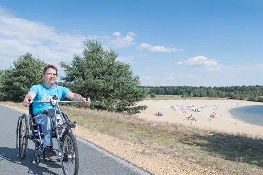 Der 20 Kilometer lange Seerundweg um den Bärwalder See bietet Handbikern tolle Ausblicke aufs Wasser. Der 20 Kilometer lange Seerundweg um den Bärwalder See bietet Handbikern tolle Ausblicke aufs Wasser.