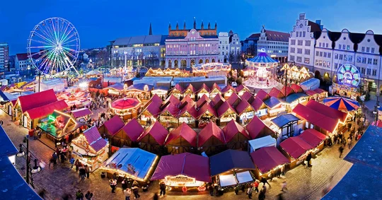 Der Rostocker Weihnachtsmarkt zieht sich durch die für Rollstuhlfahrer gut zugängliche Fußgängerzone zwischen dem Kröpeliner Tor und dem Neuen Markt.