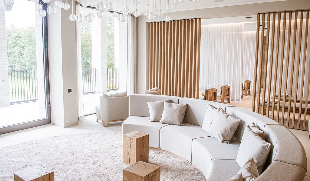 Ruhe gehört dazu: Die gemütliche Lounge steht als Rückzugsort mit Panoramablick bereit. - © Wangerland Touristik © Wangerland Touristik