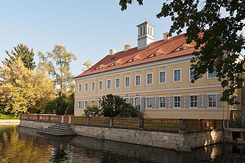 Das Jagdschloss in Pirna Graupa mit idyllischer Teichanlage