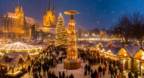 Eine zwölf Meter hohe, handgeschnitzte Weihnachtspyramide schmückt den Erfurter Weihnachtsmarkt auf dem Domplatz. Eine zwölf Meter hohe, handgeschnitzte Weihnachtspyramide schmückt den Erfurter Weihnachtsmarkt auf dem Domplatz.