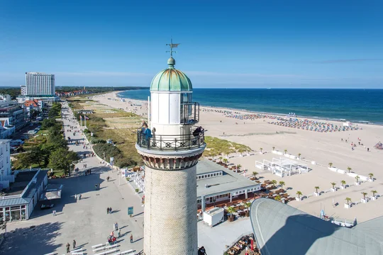 Malerisch: Barrierefreie Strandpromenade in Rostocks Ostseebad Warnemünde