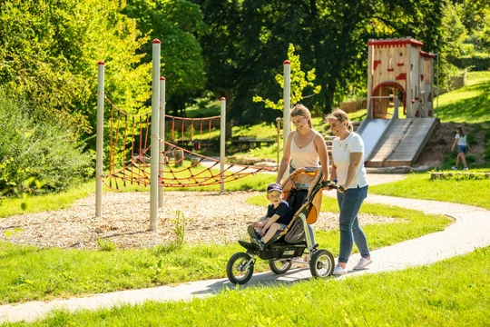 Der ca. einen Kilometer lange, barrierefreier Rundweg durch die Markwardanlage ist Annweilers grüne Oase. Er führt durch eine abwechslungsreiche Parkanlage mit vielen Blumenbeeten und altem Baumbestand. Der ca. einen Kilometer lange, barrierefreier Rundweg durch die Markwardanlage ist Annweilers grüne Oase. Er führt durch eine abwechslungsreiche Parkanlage mit vielen Blumenbeeten und altem Baumbestand.