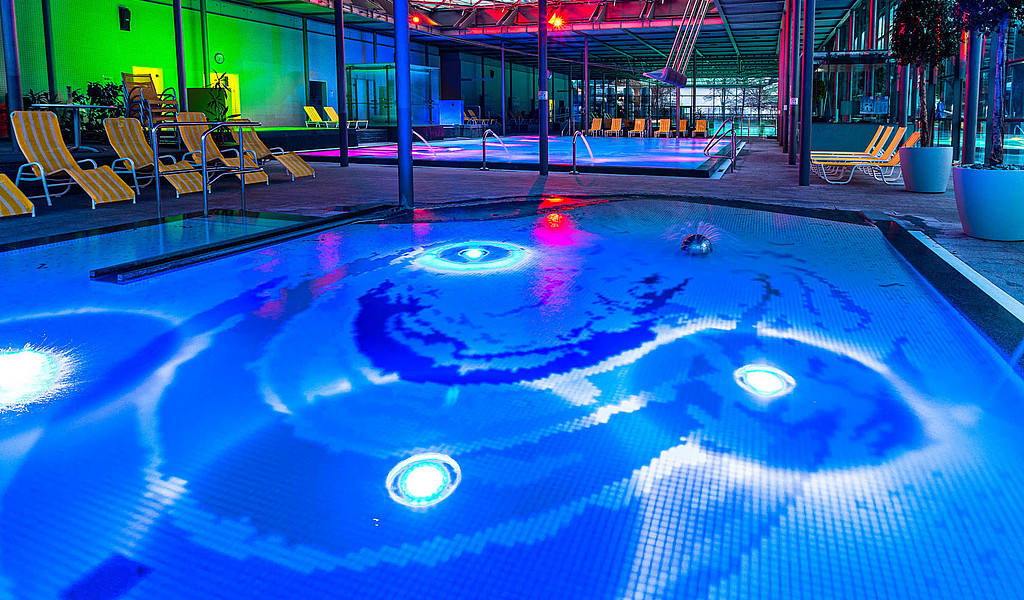 Jeden Abend sorgen LED-Strahler in den Becken des Geibeltbades für ein faszinierendes Farbenspiel.© Stadtwerke Pirna Jeden Abend sorgen LED-Strahler in den Becken des Geibeltbades für ein faszinierendes Farbenspiel.