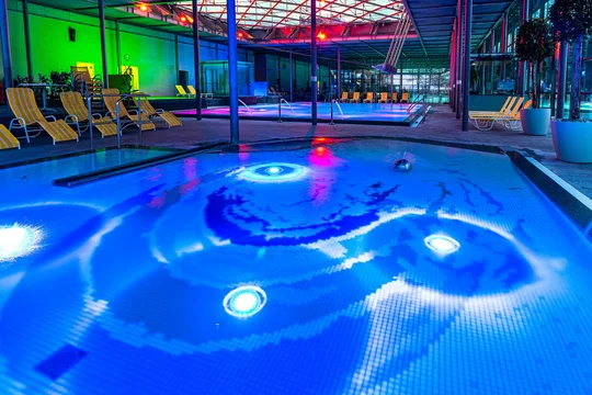 Jeden Abend sorgen LED-Strahler in den Becken des Geibeltbades für ein faszinierendes Farbenspiel.