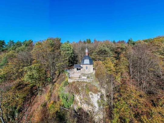 Die Aussichtsplattform vor der Liboriuskapelle in Ernzen im Naturpak Südeifel ist seit 2020 nach „Reisen für Alle“ zertifiziert. Die Aussichtsplattform vor der Liboriuskapelle in Ernzen im Naturpak Südeifel ist seit 2020 nach „Reisen für Alle“ zertifiziert.