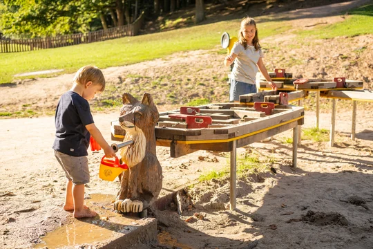 Im Wild- und Wanderpark Silz gibt es einen barrierefreien Matschplatz, an dem auch Kinder im Rollstuhl spielen können.