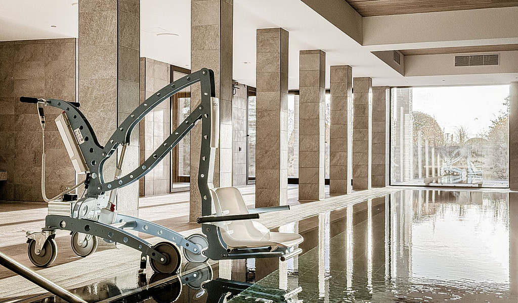 Barrierefreier Wasserzugang: Ein mobiler Lift hebt Rollstuhlfahrer bequem in das Becken. - © Wangerland Touristik © Wangerland Touristik