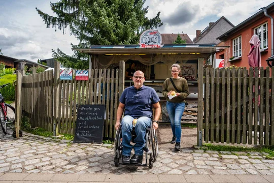 Die Fischerei Radtke verkauft leckere Fischbrötchen.