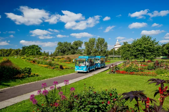 Den Elbauenpark können Rollstuhlfahrer auch ganz bequem mit dem Elbauenexpress erkunden. Den Elbauenpark können Rollstuhlfahrer auch ganz bequem mit dem Elbauenexpress erkunden.