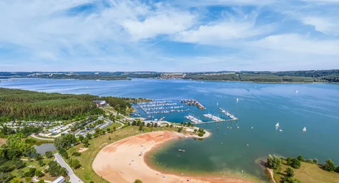 Luftbild vom Großen- und Kleinen Brombachsee: Im Vordergrund ist das Seezentrum Ramsberg mit Segelhafen und Badestrand zu sehen.