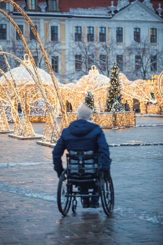 Hans-Jürgen rollt auf der Lichterwelt in Magedeburg Rollstuhlfahrer fährt auf einem ebenen Platz mit vielen Lichtinstallationen