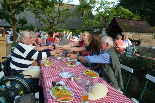 Im rustikalen Traditionsrestaurant Spieker genießen Gäste Ammerländer Spezialitäten.