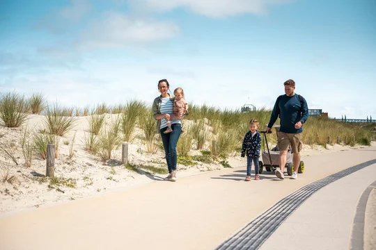 Auf dem Weg zum Spielplatz: Rund um das barrierefreie DECK führen ebene Wege und ein taktiles Bodenleitsystem für Teilhabe.