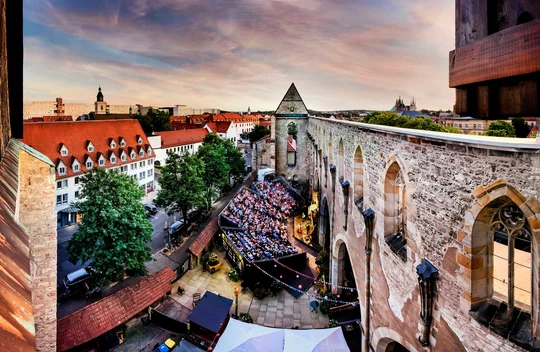 Sommergefühl pur: Ein Abend bei der Sommerkomödie Erfurt vor der Kulisse der Barfüßerruine