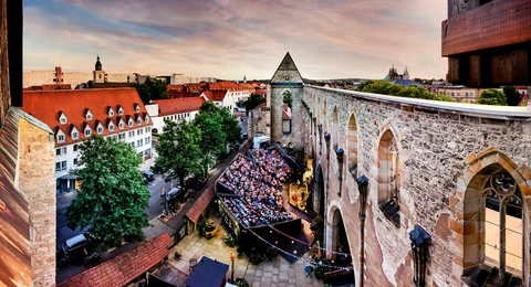 Sommergefühl pur: Ein Abend bei der Sommerkomödie Erfurt vor der Kulisse der Barfüßerruine