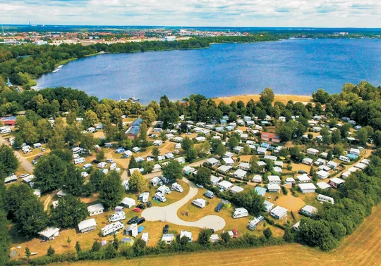 Der Fünf-Sterne-Platz Komfortcamping Senftenberger See liegt direkt am gleichnamigen See. Der Fünf-Sterne-Platz Komfortcamping Senftenberger See liegt direkt am gleichnamigen See.