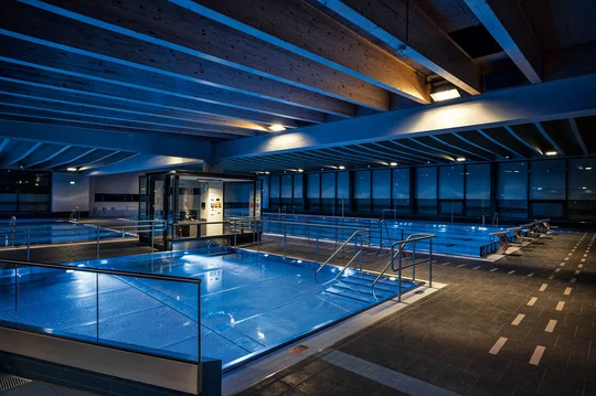 Das Stadtbad Hennigsdorf bei Berlin wurde nach dem Zwei-Sinne-Prinzip erbaut. So bewegen sich Menschen mit Sehbehinderungen, Hörbehinderungen und Mobilitätseinschränkungen sicherer durch das Bad. 