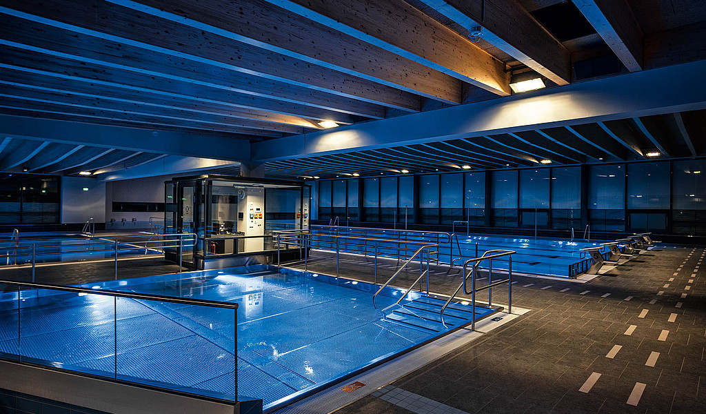 Das Stadtbad Hennigsdorf bei Berlin wurde nach dem Zwei-Sinne-Prinzip erbaut. So bewegen sich Menschen mit Sehbehinderungen, Hörbehinderungen und Mobilitätseinschränkungen sicherer durch das Bad. © Stadtbad Hennigsdorf, Matthias Baumbach Das Stadtbad Hennigsdorf bei Berlin wurde nach dem Zwei-Sinne-Prinzip erbaut. So bewegen sich Menschen mit Sehbehinderungen, Hörbehinderungen und Mobilitätseinschränkungen sicherer durch das Bad.