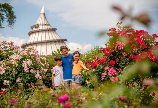 Der Jahrtausendturm im Elbauenpark entführt in die Technik- und Wissenschaftsgeschichte. Die unterste Ebene ist auch für Rollstuhlfahrer zugänglich.