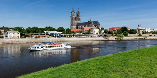 Magdeburg lässt sich mit den Fahrgastschiffen der Weißen Flotte auch vom Wasser aus erkunden. Magdeburg lässt sich mit den Fahrgastschiffen der Weißen Flotte auch vom Wasser aus erkunden.
