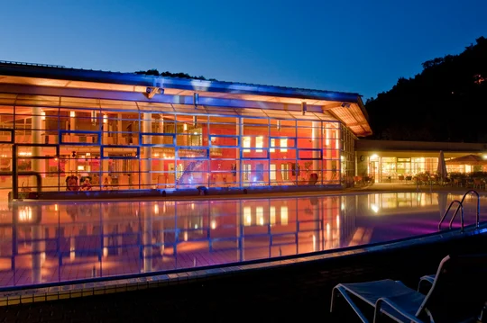 Im Liquid-Sound-Tempel der Toskana Therme in Bad Schandau schweben die Gäste schwerelos im warmen Solewasser. Im Liquid-Sound-Tempel der Toskana Therme in Bad Schandau schweben die Gäste schwerelos im warmen Solewasser.