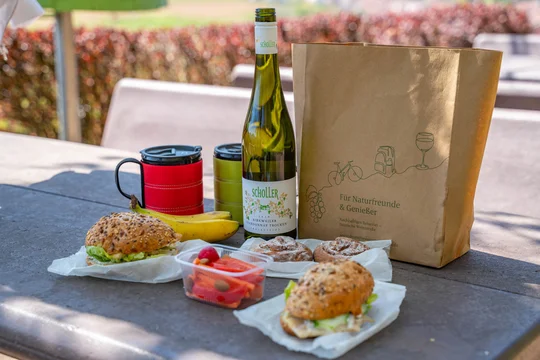 Das Südliche-Weinstraße-Picknick-Paket enthält Brot, Hausmacher, etwas Gemüse und Obst und meist auch eine Flasche Wein. Das Südliche-Weinstraße-Picknick-Paket enthält Brot, Hausmacher, etwas Gemüse und Obst und meist auch eine Flasche Wein.