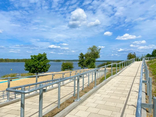 Barrierefreier Strandzugang im Familienpark Großkoschen