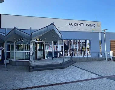 Laurentiusplatz vor dem Hallenbad