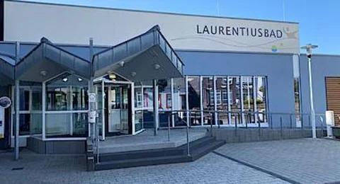 Laurentiusplatz vor dem Hallenbad Laurentiusplatz vor dem Hallenbad