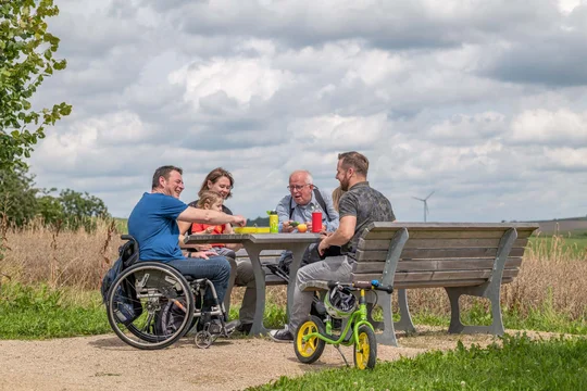Ihr Picknick können Wanderer an zwei zugänglichen Rastplätzen auf dem Rundweg in Ammeldingen bei Neuerburg genießen.