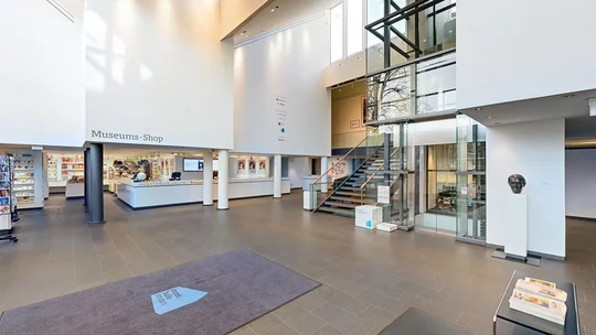 Über einen Aufzug erreichen Rollstuhlfahrer die Ausstellungsbereiche in der Kunsthalle Emden. 