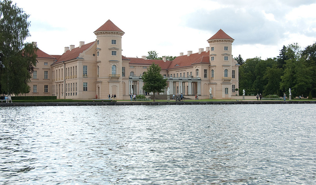 Schloss Rheinsberg, malerisch am Grienericksee gelegen, ist nicht weit vom barrierefreien Campingplatz Am Reiherholz entfernt.