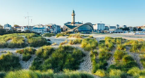 Blick auf den Leuchtturm vom Seebad Warnemünde