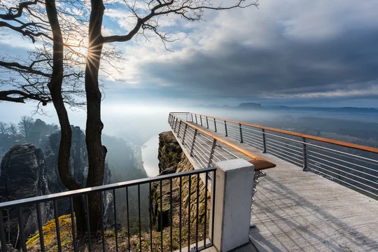 Nebelmeer und Tafelberge: Die Basteiaussicht in Lohmen ist auf für Rollstuhlfahrer zugänglich. Foto: TVSSW / Philipp Zieger Nebelmeer und Tafelberge: Die Basteiaussicht in Lohmen ist auf für Rollstuhlfahrer zugänglich. Foto: TVSSW / Philipp Zieger