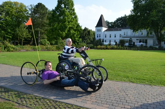 Das Alte Kurhaus liegt direkt im Kurpark und am Zwischenahner Meer(weg)