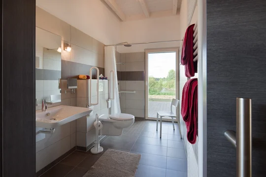 Geräumiges Badezimmer einer Ferienwohnung in der "Schmalzmühle"