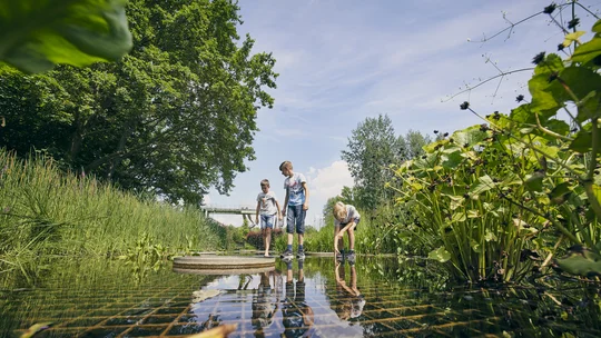Spielen und Planschen zwischen Industriekultur: der Familiengarten Eberswalde ist ein Abenteuerspielplatz für Klein und Groß. Foto: Stefan Escher | agentur one Spielen und Planschen zwischen Industriekultur: der Familiengarten Eberswalde ist ein Abenteuerspielplatz für Klein und Groß. Foto: Stefan Escher | agentur one