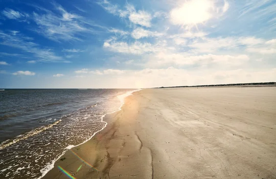 Der kilometerlange Sandstrand auf Langeoog lädt zu langen Wanderungen mit dem Strandmobil ein. Der kilometerlange Sandstrand auf Langeoog lädt zu langen Wanderungen mit dem Strandmobil ein.