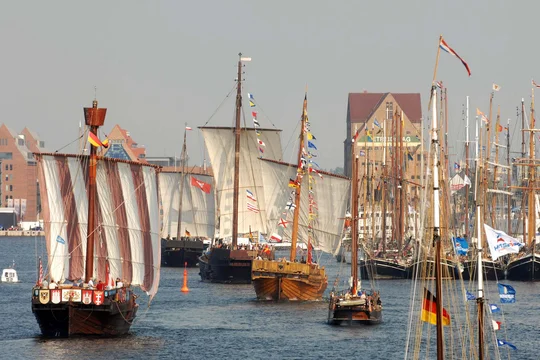 Koggen und viele weitere Schiffe besuchen Rostock zur Hanse Sail. Koggen und viele weitere Schiffe besuchen Rostock zur Hanse Sail.