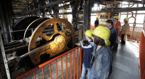 Knappenrode Energy Factory Besucher stehen vor der Presse in der Energiefabrik Knappenrode