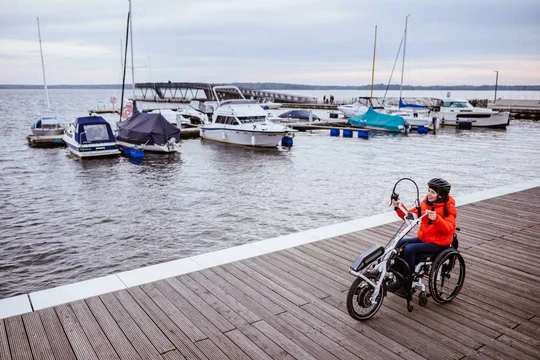 Die Handbike-Tour um den Senftenberger See führt am modernen Stadthafen vorbei. Die Handbike-Tour um den Senftenberger See führt am modernen Stadthafen vorbei.