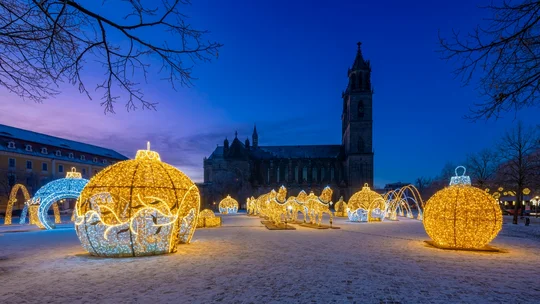 Weihnachtliche Lichtinstallationen bei der Lichterwelt in Magdeburg Weihnachtliche Lichtinstallationen auf dem verschneiten Platz vor dem Dom