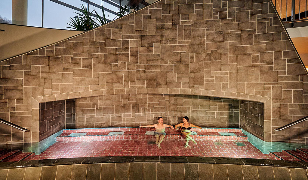 In der Vulkaneifel Therme Bad Bertrich genießen Gäste das 32 Grad Celsius naturwarme Wasser der Glaubersalzthermalquelle.© Florian Trykowski / Rheinland-Pfalz Tourismus GmbH In der Vulkaneifel Therme Bad Bertrich genießen Gäste das 32 Grad Celsius naturwarme Wasser der Glaubersalzthermalquelle.